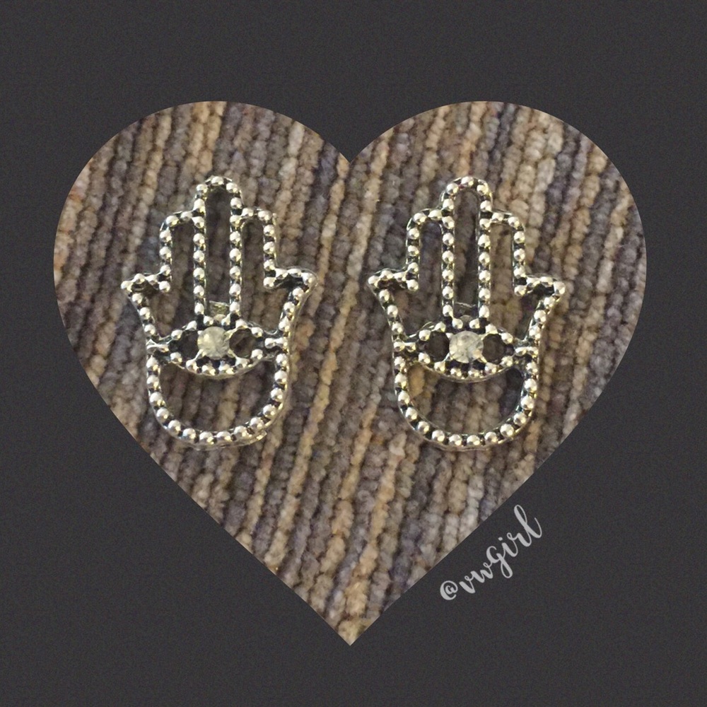 🆕Silver Stud Earrings🌸